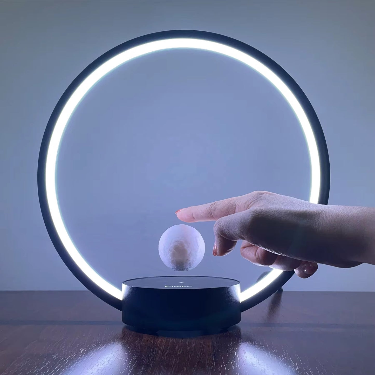 Cirkel lampe med svævende kugle - Ø25 cm